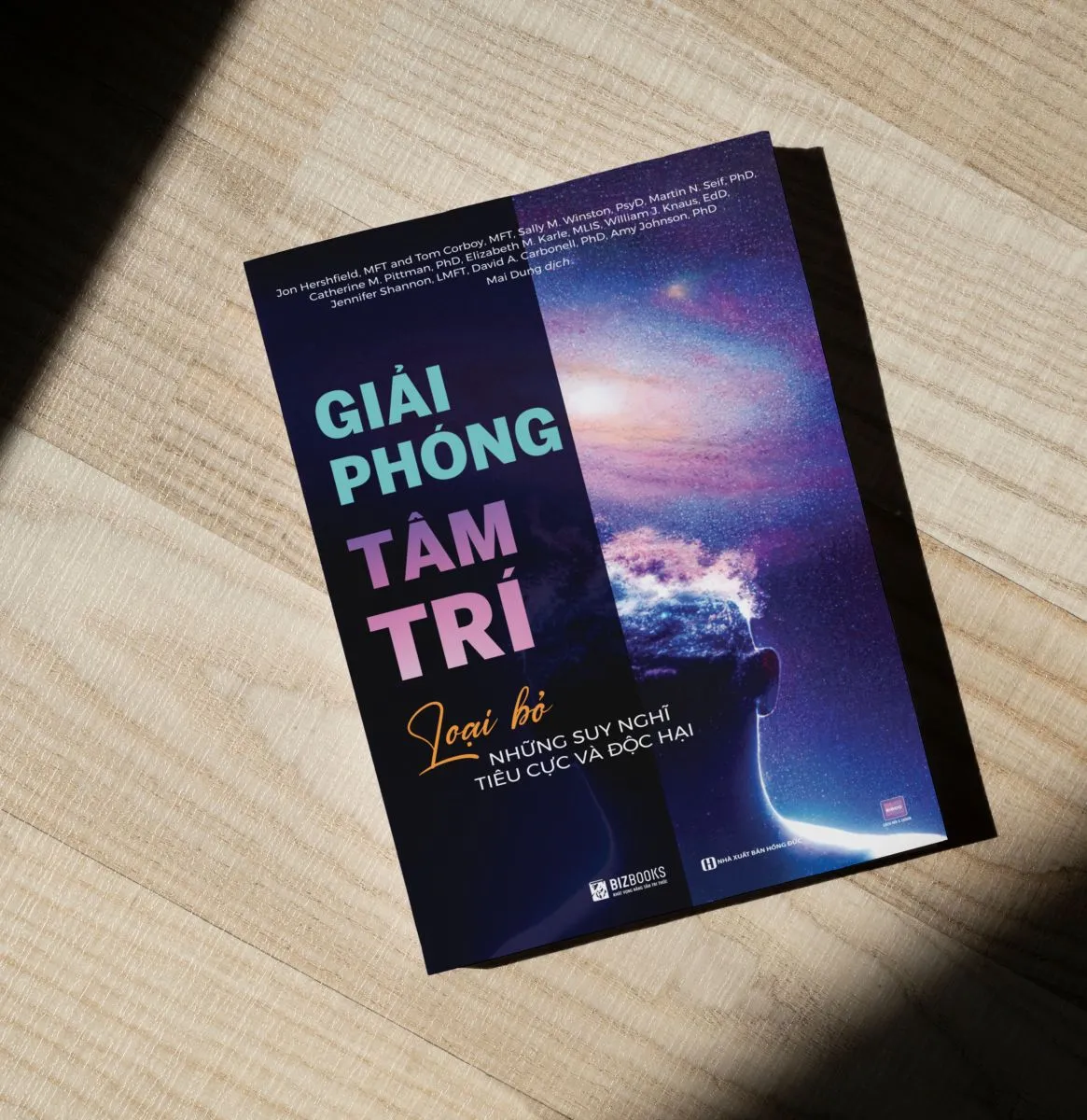 Bìa sách với hình ảnh minh họa não bộ và dòng suy nghĩ, nhấn mạnh việc giải phóng tâm trí