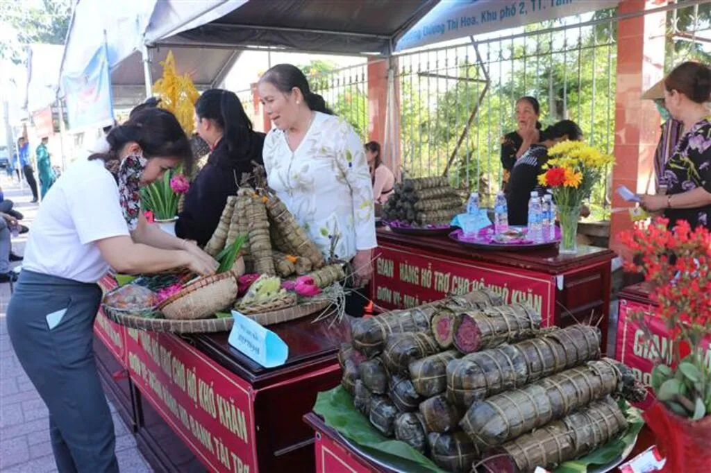 Hội thi gói bánh tét - hình ảnh sinh hoạt văn hóa cộng đồng tương tự bối cảnh trong Đi Qua Trăm Năm Nguyễn Đình Tư Tự Truyện PDF