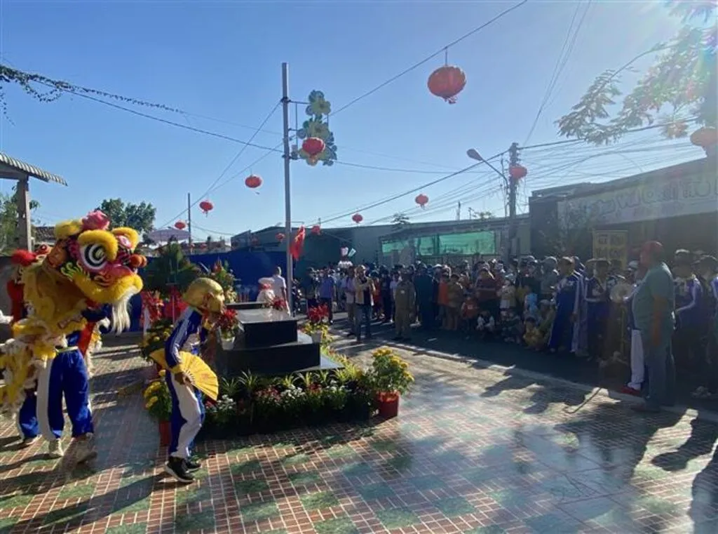 Hoạt động múa lân thể hiện nét văn hóa truyền thống được ghi lại trong Đi Qua Trăm Năm Nguyễn Đình Tư Tự Truyện PDF