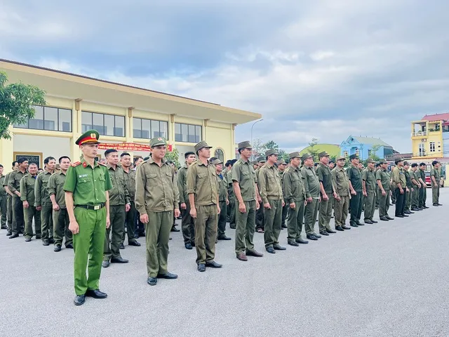 Lực lượng tham gia bảo vệ an ninh trật tự ở cơ sở trong buổi làm việc, thể hiện vai trò kiện toàn bộ máy theo Luật mới.