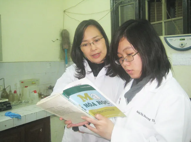 PGS.TS Nguyễn Thị Cẩm Hà nhận quyết định bổ nhiệm hoặc trong một sự kiện vinh danh tại ĐHQGHN, minh họa cho thành tựu và sự cống hiến