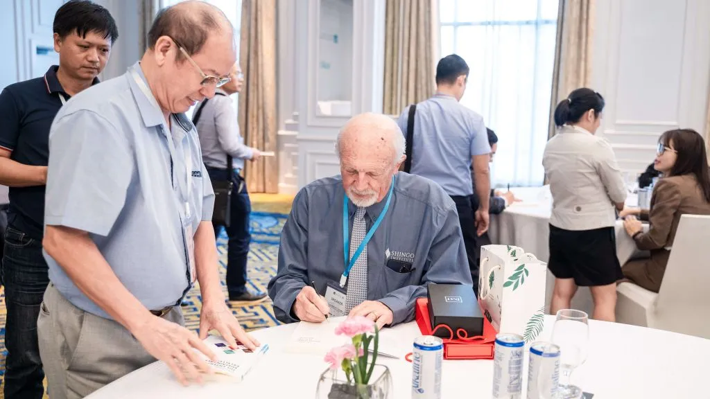 GS. TS. Gerhard Plenert ký tặng sách Xây dựng Doanh nghiệp Xuất sắc Bền vững tại hội nghị