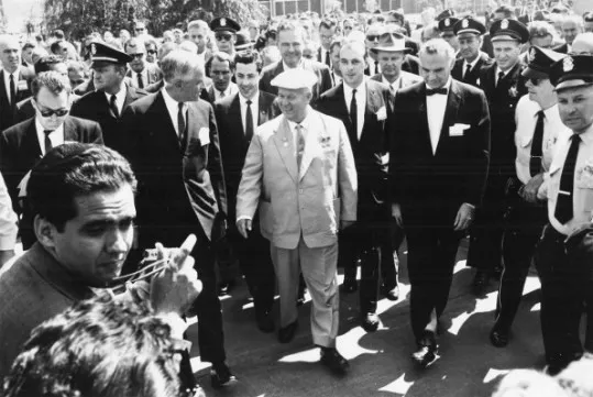 Nikita Khrushchev (phải) thăm cơ sở IBM tại San Jose năm 1959, gặp chủ tịch Thomas J. Watson Jr. (trái)