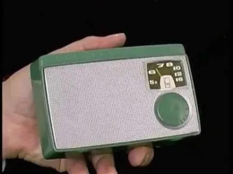 Chiếc máy radio bán dẫn TR-55 đầu tiên do Sony sản xuất năm 1955