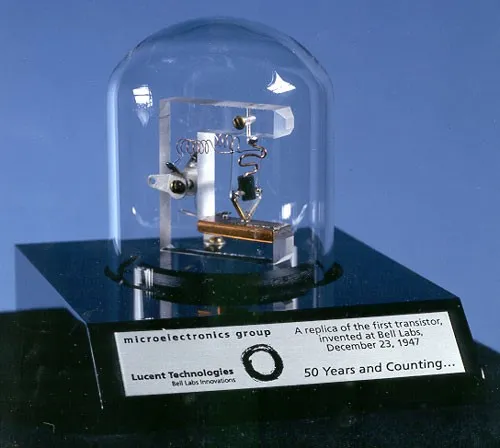 Mô hình cách điệu của bóng bán dẫn đầu tiên do Bell Labs phát minh