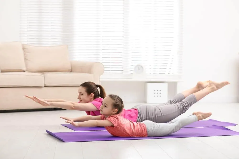 Tư thế yoga nâng chân tay trên cạn mô phỏng trong 52 thẻ yoga PDF