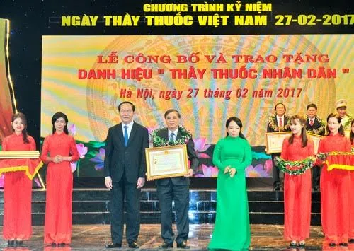 Chủ tịch nước và Bộ trưởng Y tế vinh danh thầy thuốc nhân dân, nhấn mạnh tầm quan trọng của y đức và chăm sóc bệnh nhân.