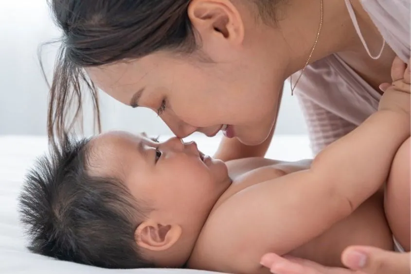 Thẻ màu tương phản tự làm giúp kích thích thị giác cho trẻ sơ sinh 0-6 tháng