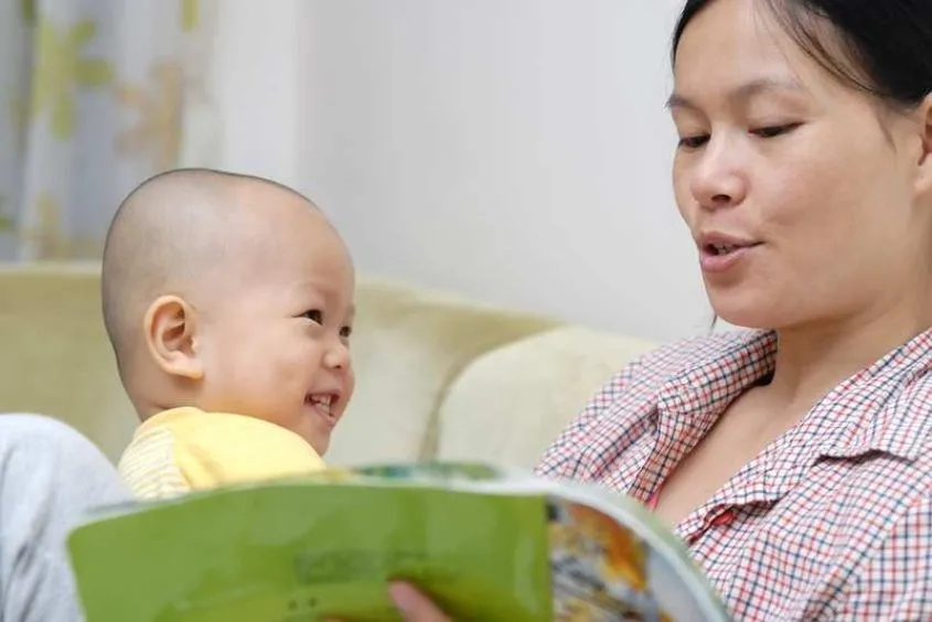 Mẹ đọc sách vải tự làm cho bé nghe giúp phát triển ngôn ngữ và giác quan