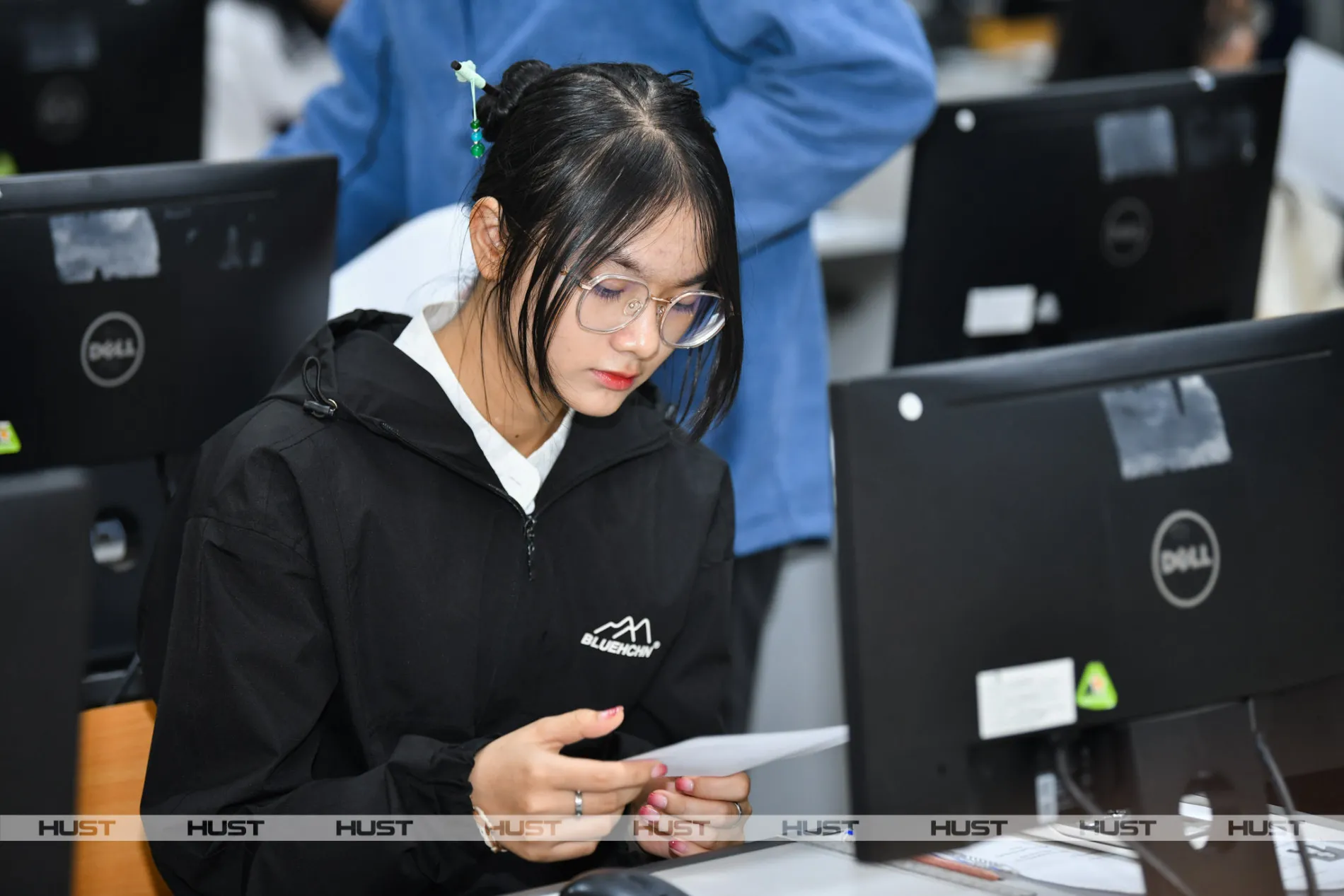 Thí sinh tập trung làm bài thi Đánh giá tư duy (TSA) do Đại học Bách khoa Hà Nội tổ chức