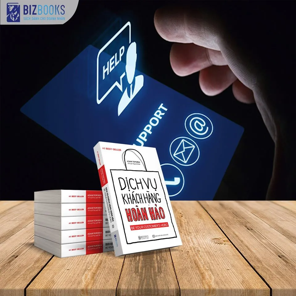 Bìa sách Dịch vụ khách hàng hoàn hảo Be Your Customer's Hero với hình ảnh minh họa người hùng dịch vụ.
