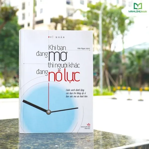 Cuốn sách Khi bạn đang mơ thì người khác đang nỗ lực giúp tạo động lực