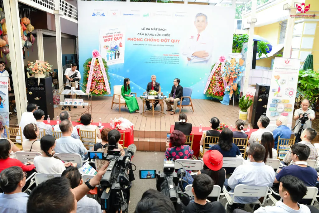 Đông đảo người quan tâm tham dự buổi giới thiệu sách phòng chống đột quỵ