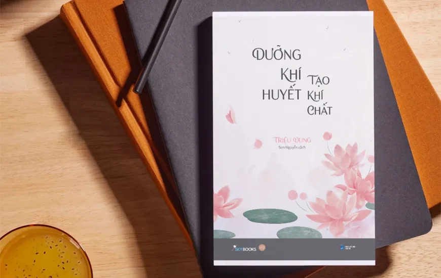 Bìa sách Dưỡng Khí Huyết Tạo Khí Chất của Triệu Dung nhấn mạnh tầm quan trọng của khí huyết đối với sức khỏe và vẻ đẹp phụ nữ