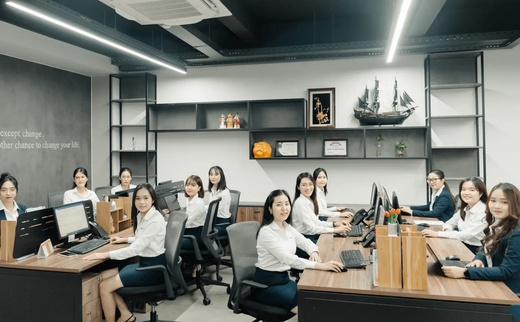 Biểu tượng các ngành công nghiệp đa dạng cần áp dụng biểu thuế xuất nhập khẩu và thuế GTGT hàng nhập khẩu
