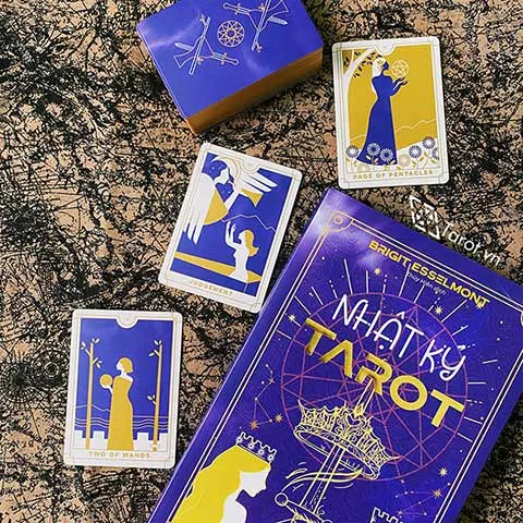 Các hộp bài Tarot Rider Waite Smith chính hãng đang được trưng bày
