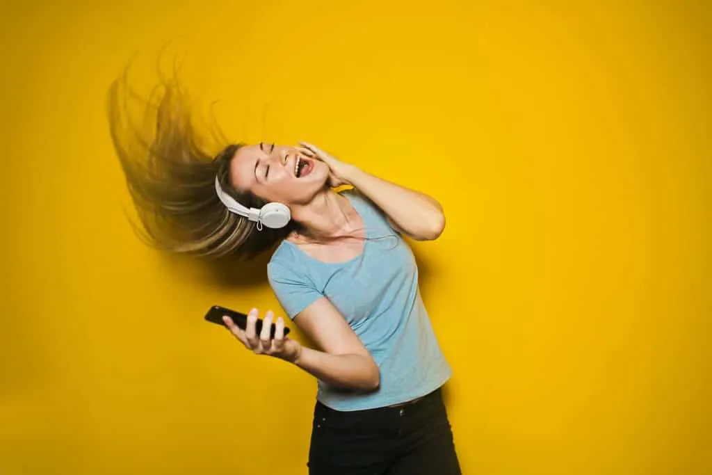 Luyện nghe câu hội thoại tiếng Anh qua phim ảnh và âm nhạc