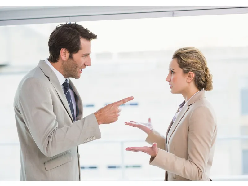 Minh họa tầm quan trọng của việc khéo léo trình bày giải pháp thay vì tranh cãi với khách hàng