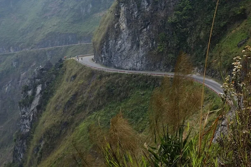 Con đường đèo quanh co dẫn lên Lũng Cú Hà Giang