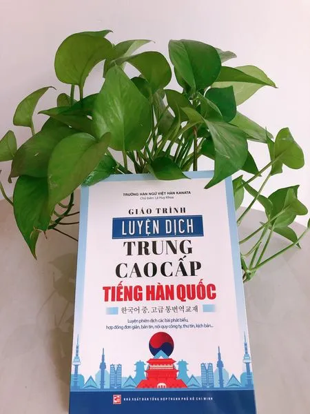 Bìa sau sách Giáo trình luyện dịch trung cao cấp tiếng Hàn Quốc giới thiệu nội dung chính