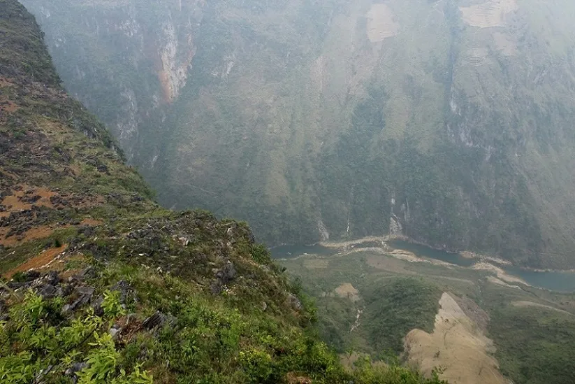 Khung cảnh núi non hùng vĩ nhưng cô tịch tại Hà Giang