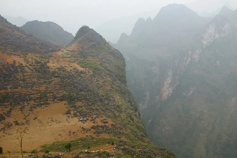 Vực sâu thăm thẳm ở Hà Giang gợi liên tưởng đến truyện Lặng yên dưới vực sâu