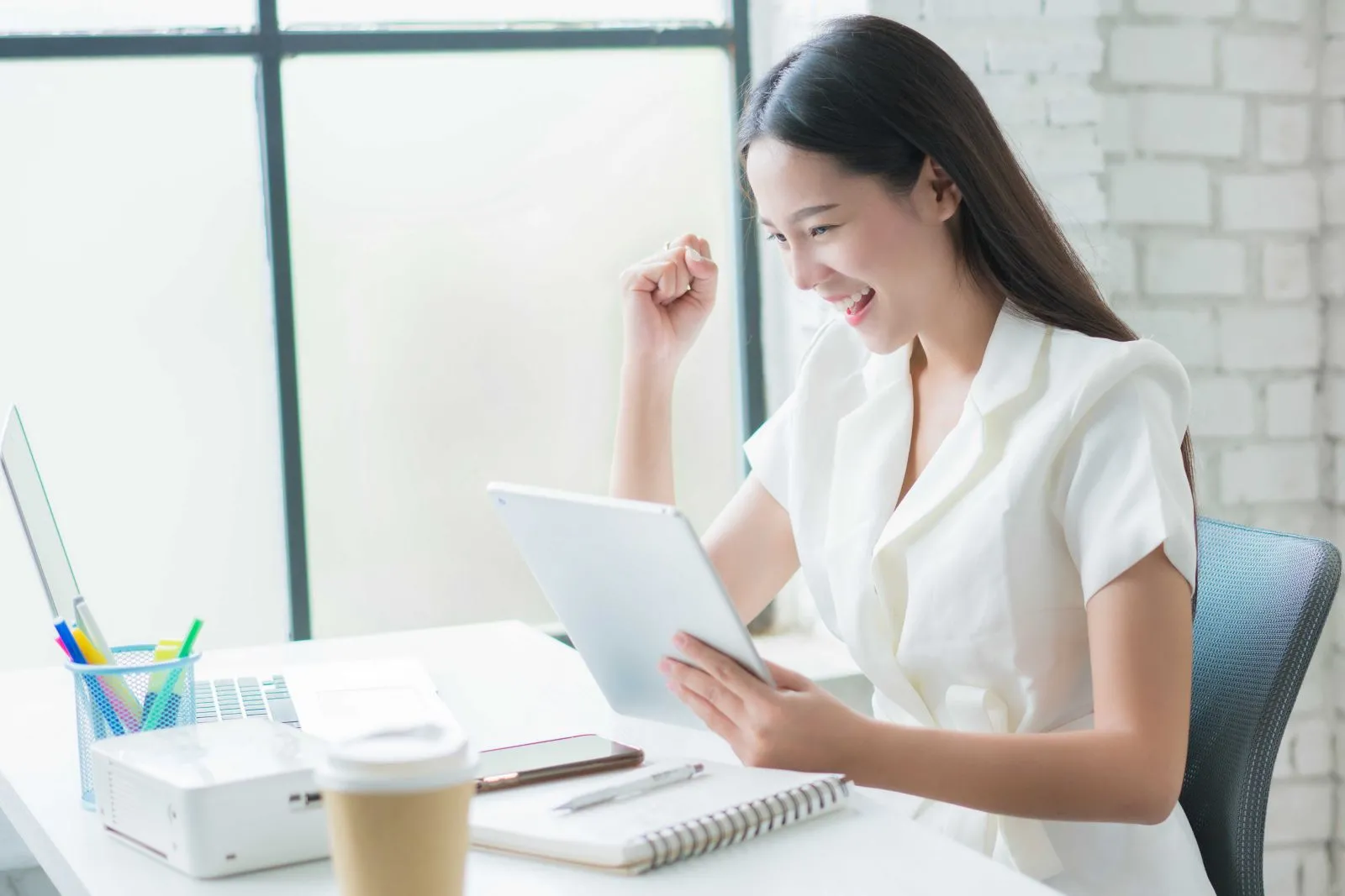 Người phụ nữ hiện đại thể hiện phong cách thời trang và sự tự tin