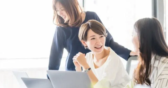 Người phụ nữ hiện đại tự tin đọc sách về phát triển bản thân