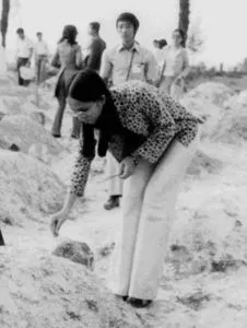 Các sinh viên thắp nhang tại Nghĩa trang Đồng bào Chiến nạn Quảng Trị năm 1973