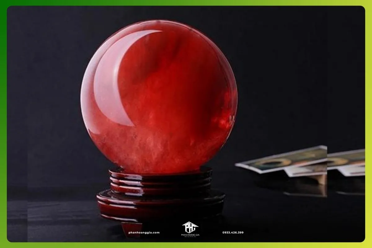 Quả cầu phong thủy đá Obsidian đỏ hợp mệnh Hỏa giúp hấp thu năng lượng tiêu cực