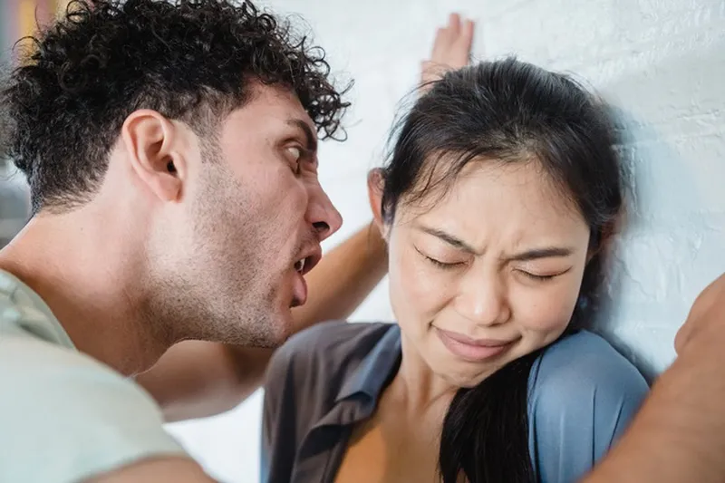 Đối phương thường xuyên chỉ trích là dấu hiệu red flag cần chú ý
