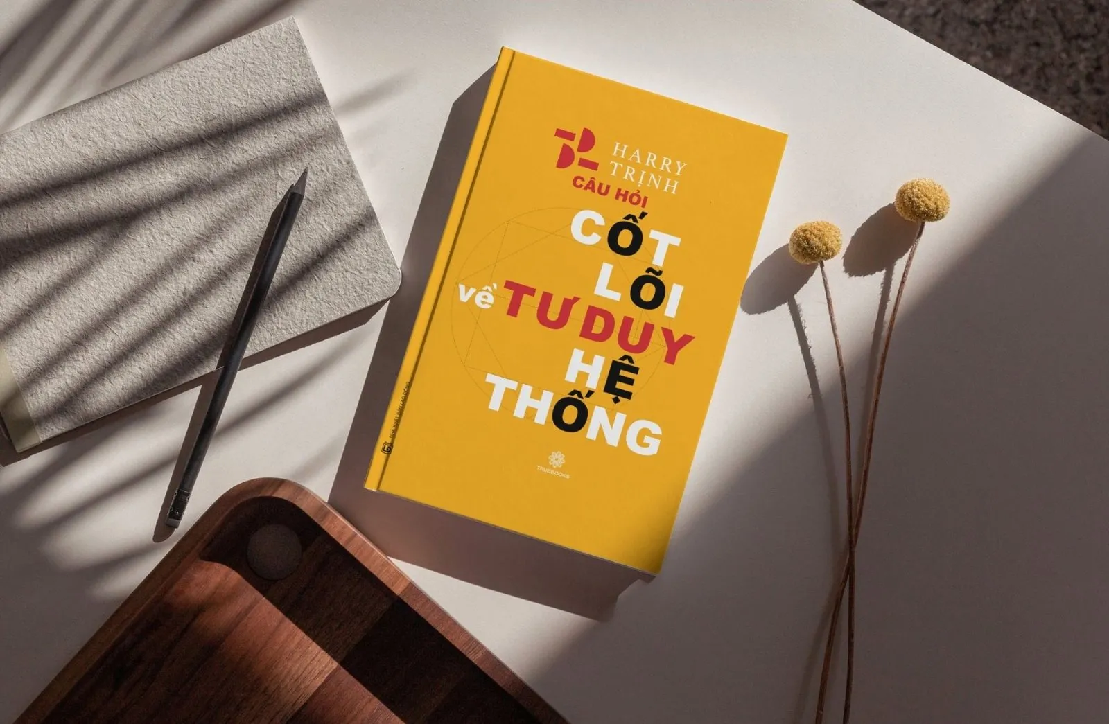 Bìa sách 52 Câu Hỏi Cốt Lõi Về Tư Duy Hệ Thống của Harry Trịnh giới thiệu phương pháp giải quyết vấn đề phức tạp.