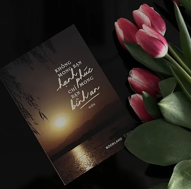 Bìa sách Không mong bạn hạnh phúc chỉ mong bạn bình an PDF - Tác phẩm của Hiên về hành trình tìm kiếm bình an