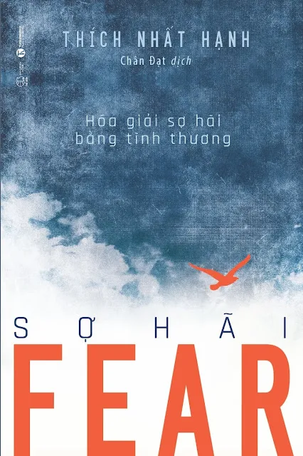 Bìa sách Fear - Sợ Hãi của Thiền sư Thích Nhất Hạnh bản tiếng Việt, hình ảnh dòng chữ và đóa hoa sen