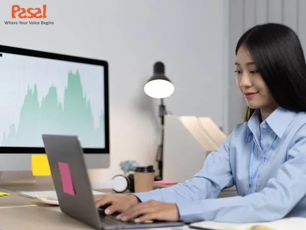 Học viên thực hành phương pháp shadowing để cải thiện giao tiếp tiếng Anh.