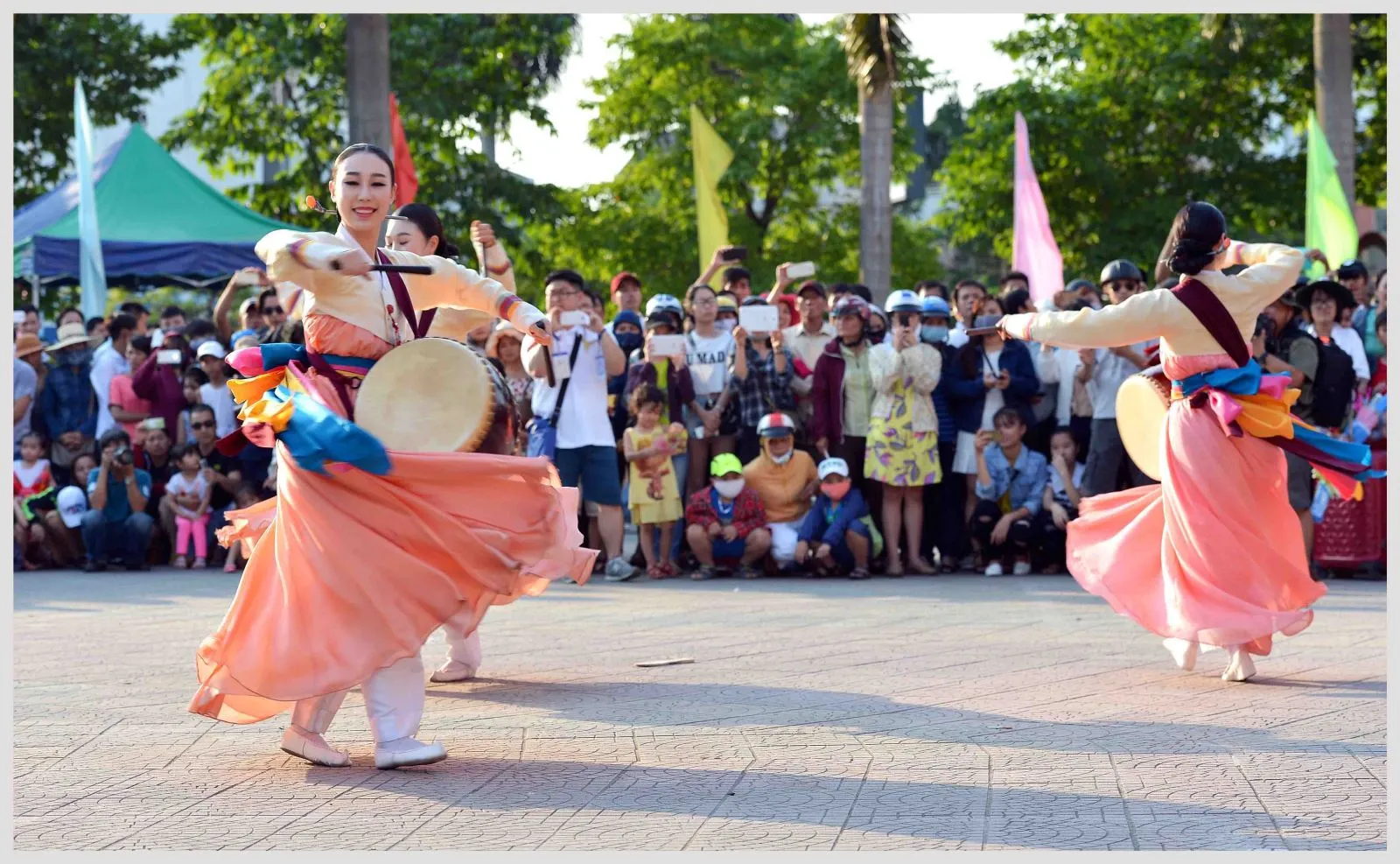 Tiết mục múa truyền thống Hàn Quốc tại Festival Huế - minh chứng cho giao lưu văn hóa quốc tế tại Việt Nam
