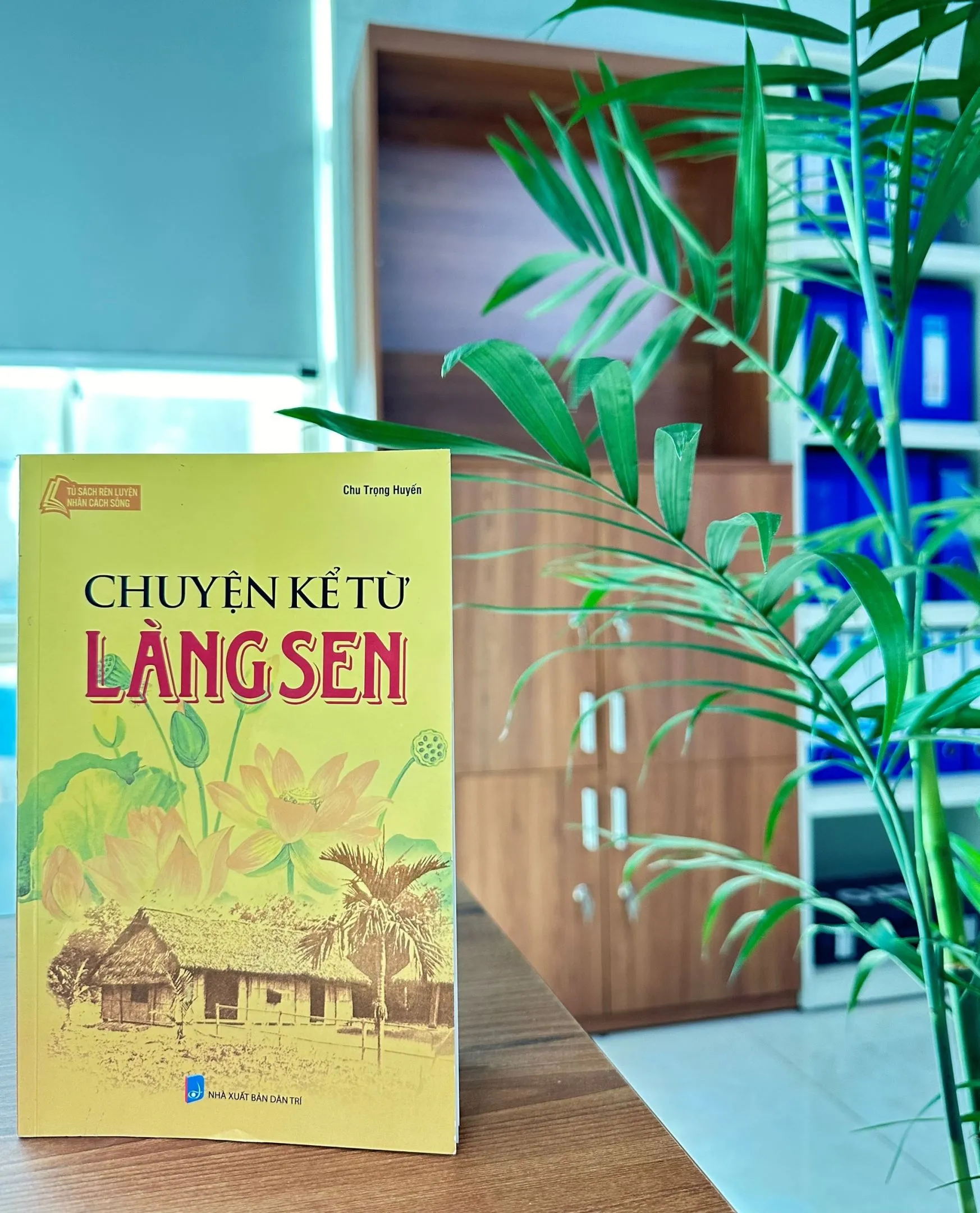 Chân dung Chủ tịch Hồ Chí Minh thời trẻ - Hình ảnh minh họa cho cuốn sách Chuyện kể từ Làng Sen
