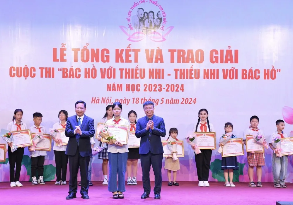 Trao giải Đặc biệt cuộc thi Bác Hồ với thiếu nhi - Thiếu nhi với Bác Hồ năm học trước