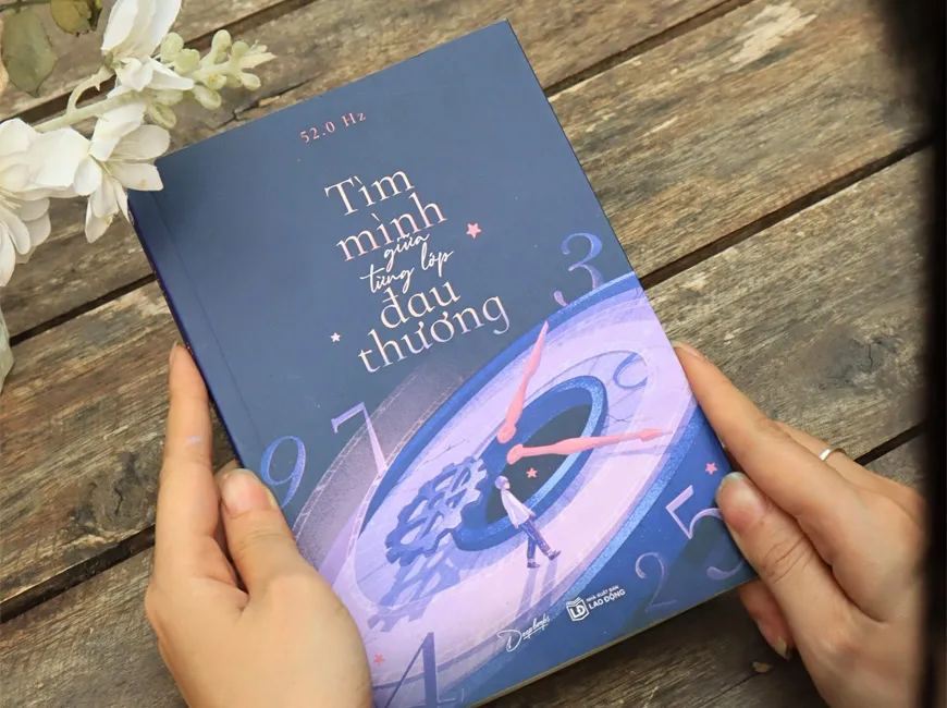 Bìa sách Tìm mình giữa từng lớp đau thương PDF của nhóm tác giả 52.0Hz