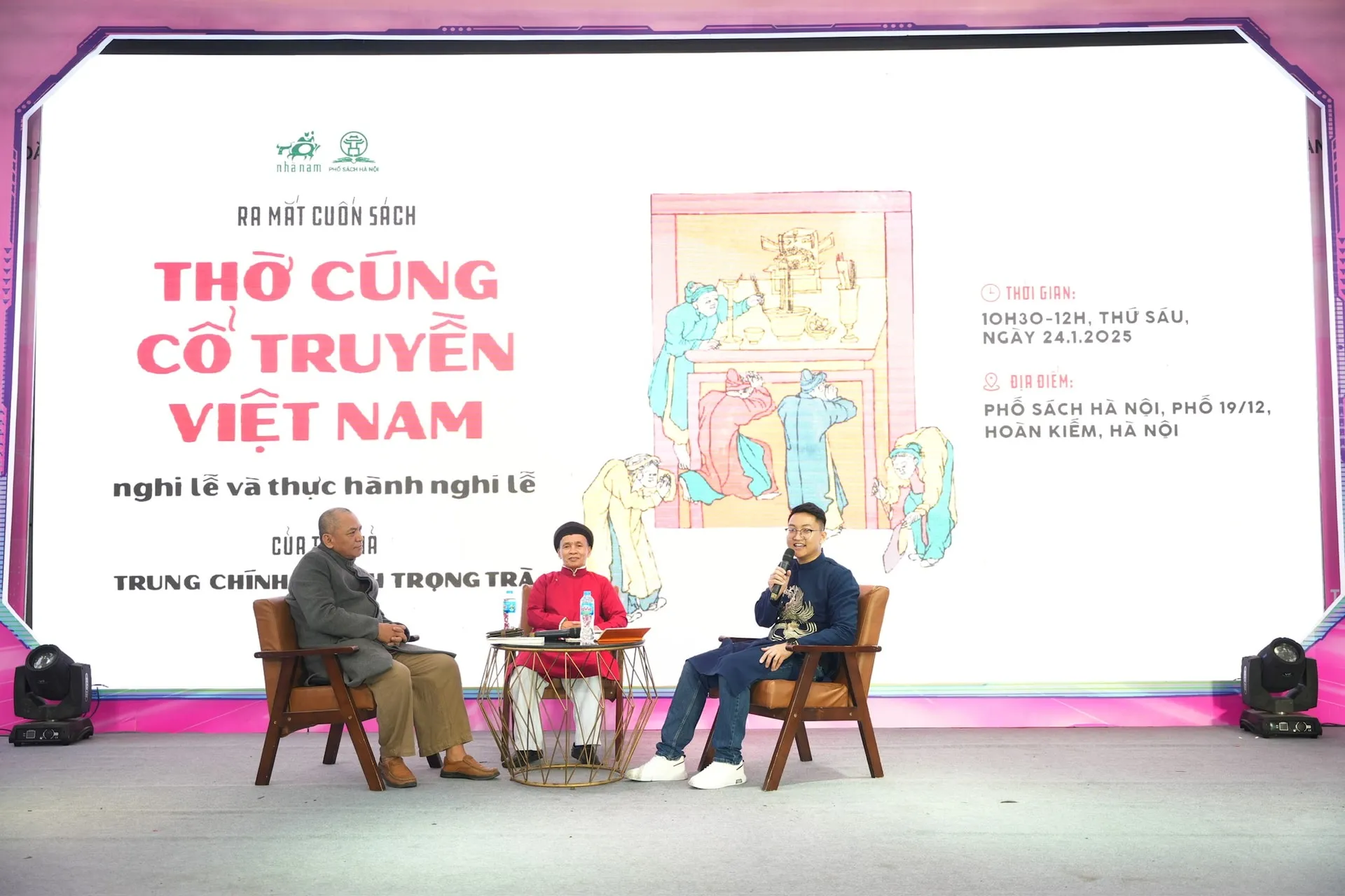 Tọa đàm ra mắt sách Thờ cúng cổ truyền Việt Nam tại Phố sách Hà Nội.