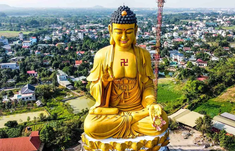 Tượng Phật A Di Đà uy nghiêm tại chùa Khai Nguyên nơi Phật tử tìm về tu tập và trì tụng kinh điển