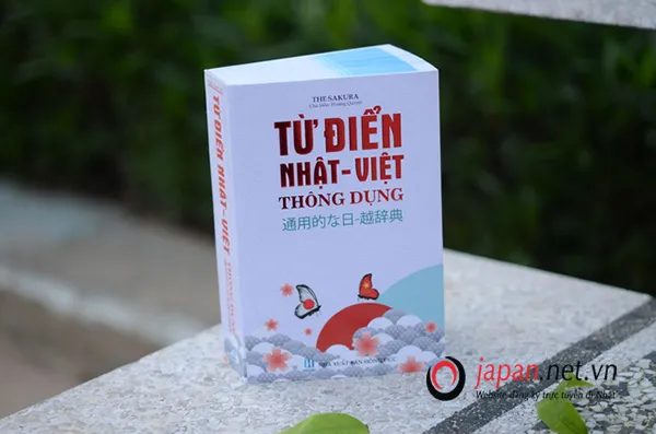 Một cuốn từ điển Nhật-Việt và Việt-Nhật dạng sách giấy