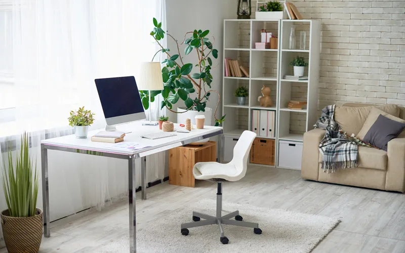 Bàn làm việc cần được giữ gọn gàng sạch sẽ để thu hút năng lượng tốt