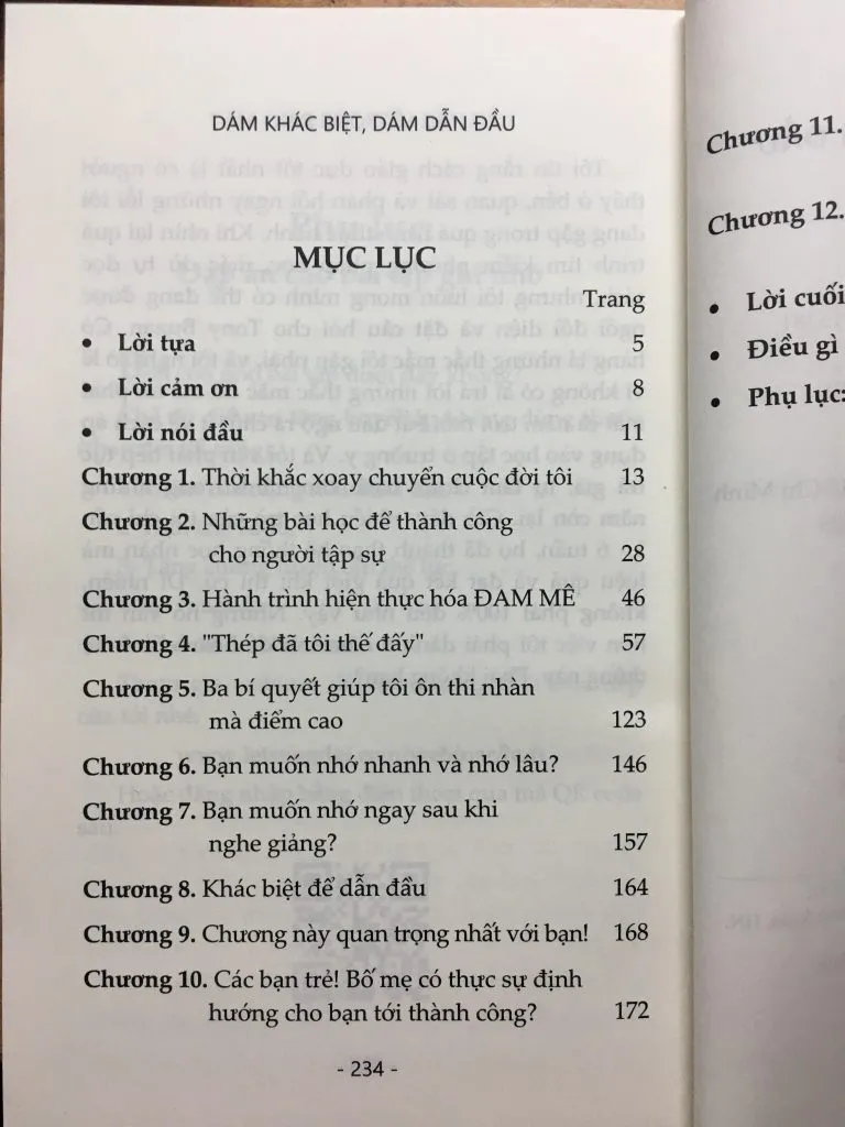Độc giả nữ cầm trên tay cuốn sách Dám Khác Biệt Dám Dẫn Đầu