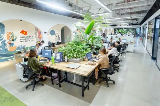 Không gian văn phòng hiện đại với bàn làm việc được bố trí hợp lý