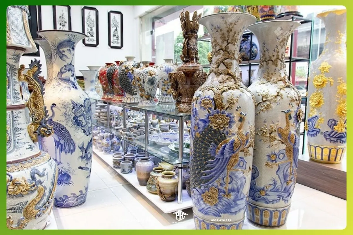 Cặp lục bình gốm sứ màu nâu đất phù hợp trưng bày cho gia chủ tuổi Canh Ngọ mệnh Thổ
