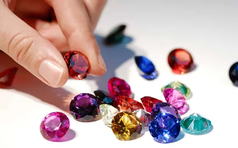 Đá phong thủy hợp mệnh Thủy như thạch anh trắng, aquamarine giúp cân bằng năng lượng