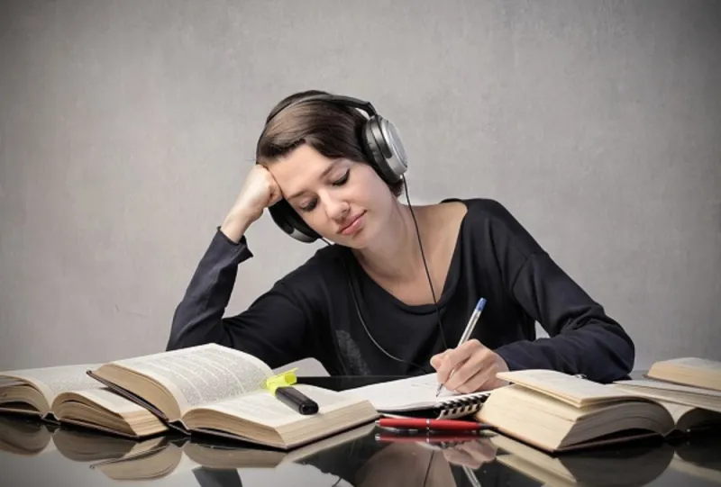 Lắng nghe và tiếp nhận kiến thức mới giúp mở rộng tư duy và nâng cao trí tuệ
