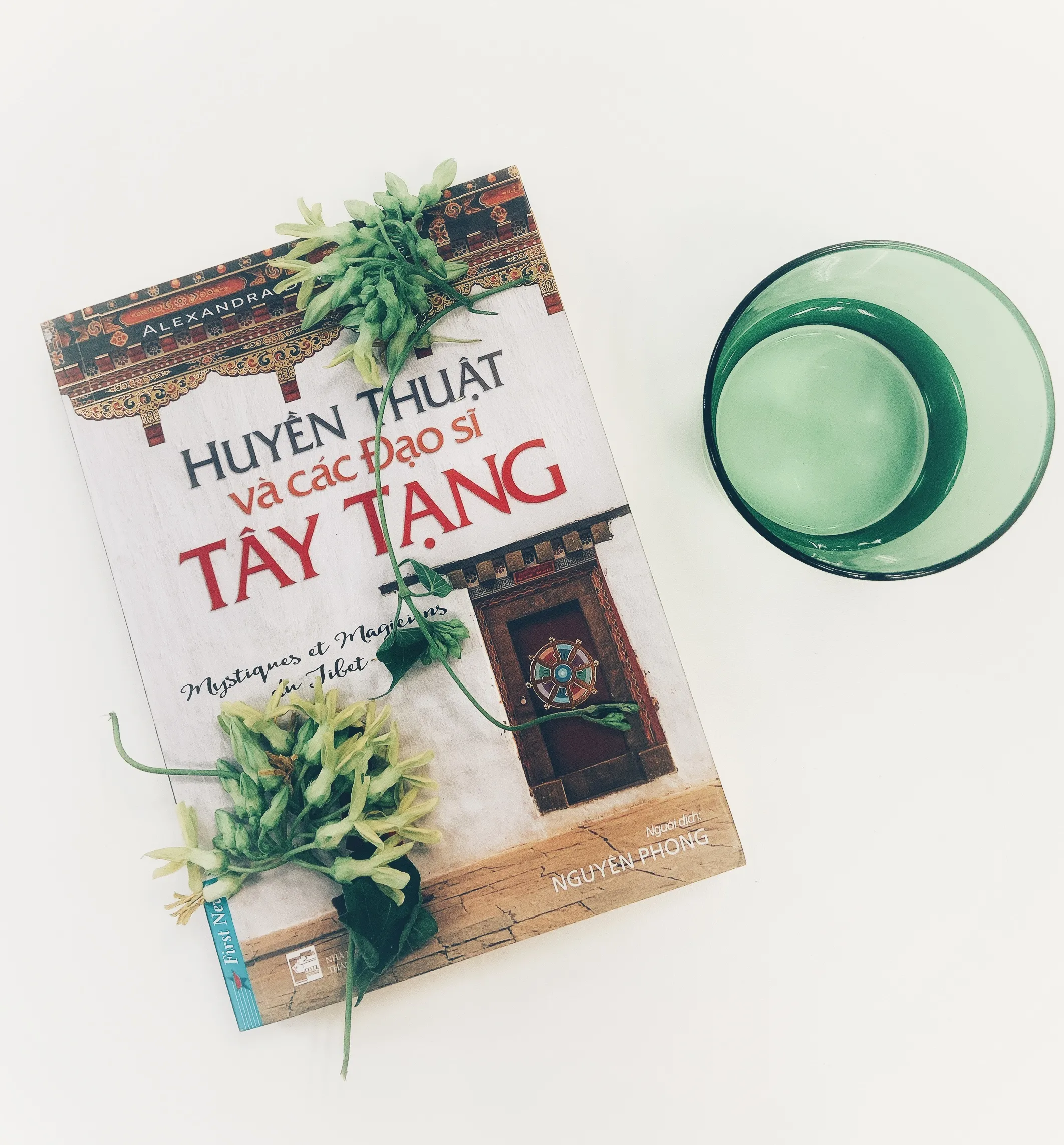 Bìa sách Huyền Thuật và Các Đạo Sĩ Tây Tạng PDF của Alexandra David-Néel, bản dịch Nguyên Phong, khám phá bí ẩn tâm linh Tây Tạng.