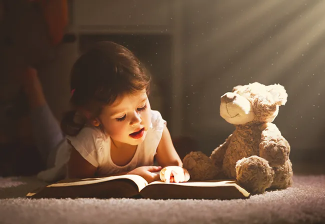 Hình ảnh minh họa lợi ích của việc đọc truyện tranh đối với sự phát triển của trẻ